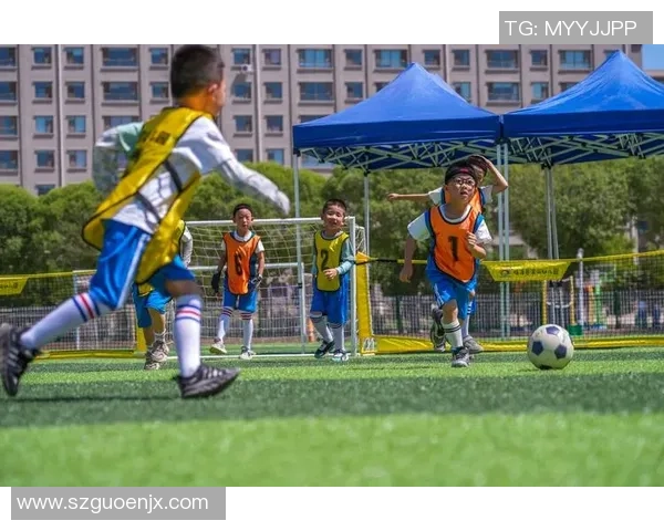 射门时刻猜猜这位足球明星的名字挑战你的足球知识与直觉